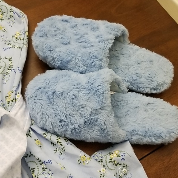 Sleepware set with matching slippers - Picture 4 of 11